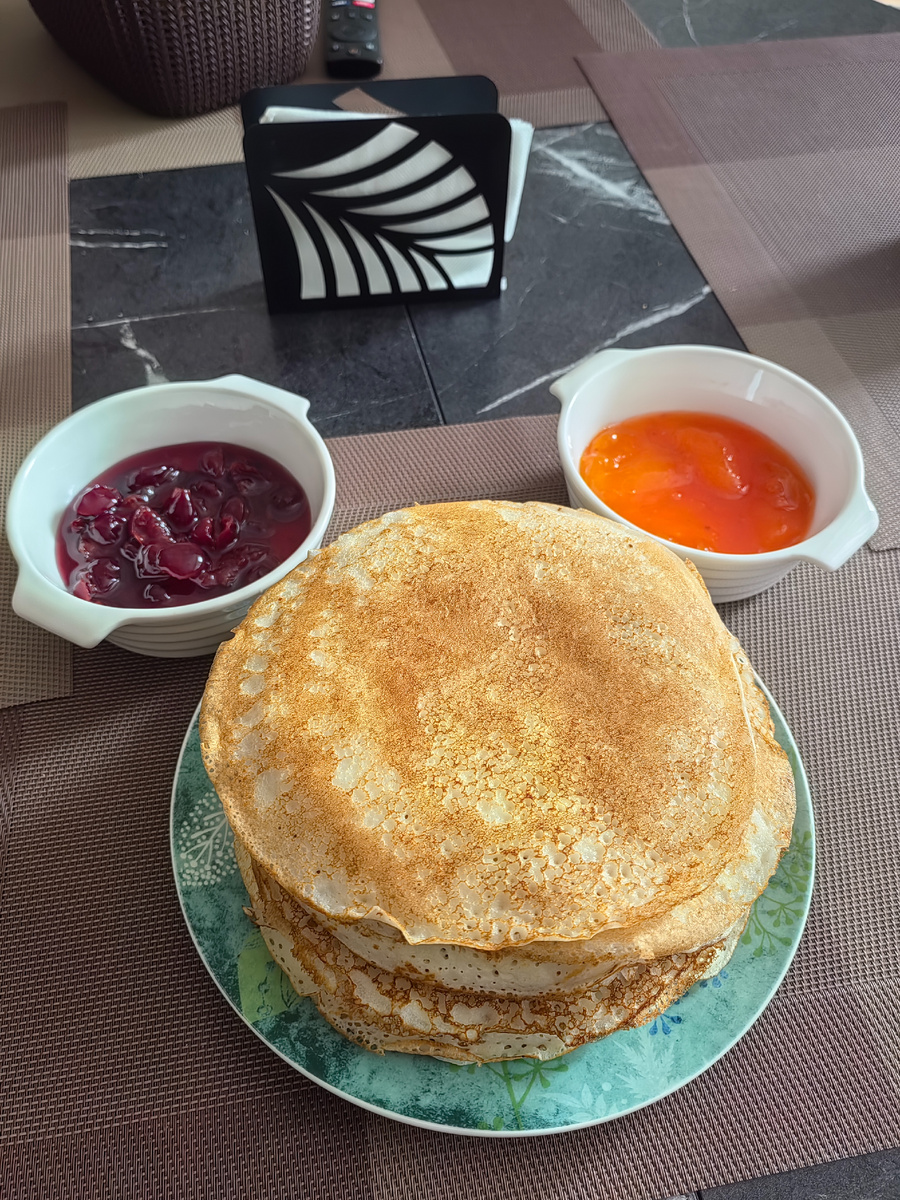 Блины с домашним вареньем: абрикосовым и вишневым (любимое варенье мамы). 😋