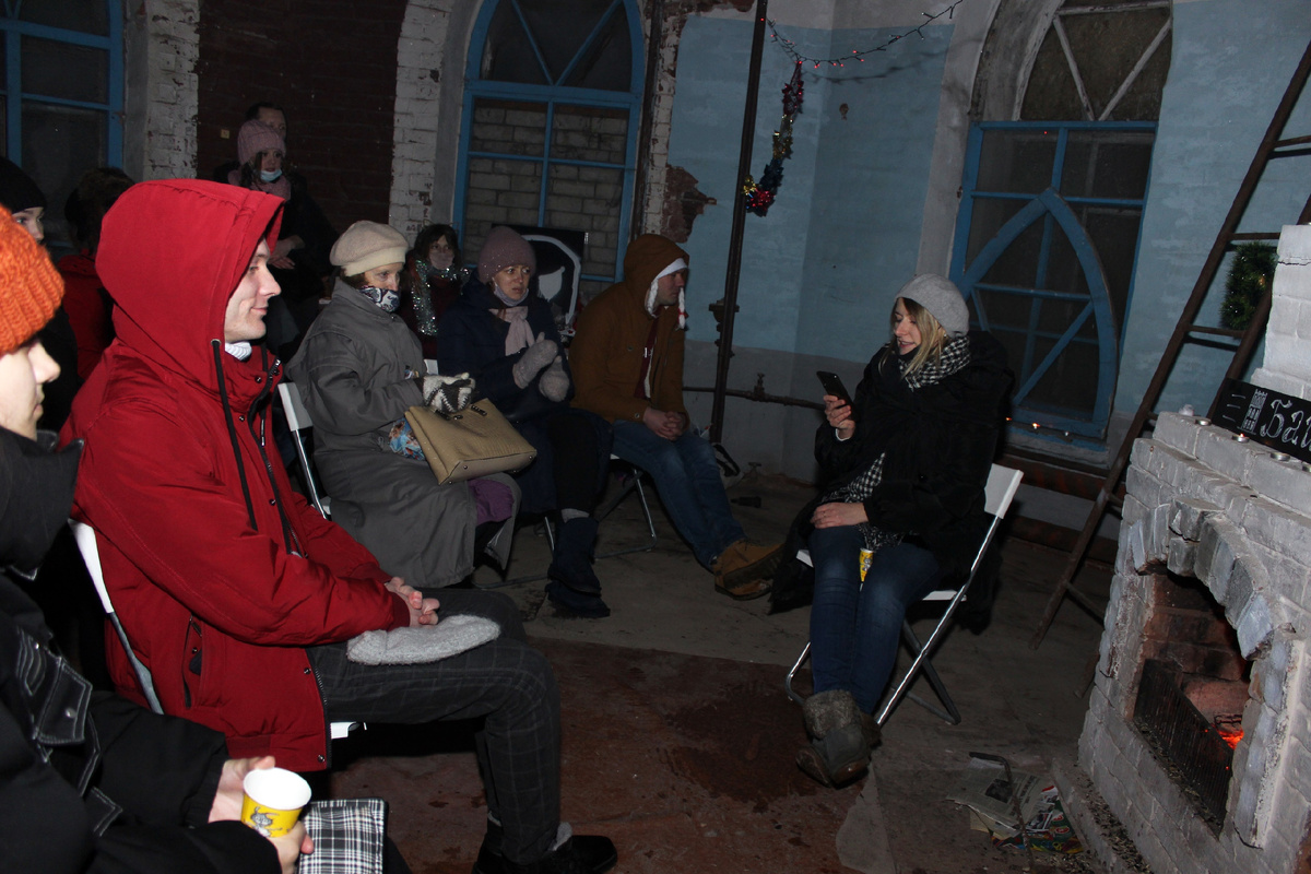 Стихи на новогоднем поэтическом вечере в Башне читает Юлия Честнова, январь 2021 года. 