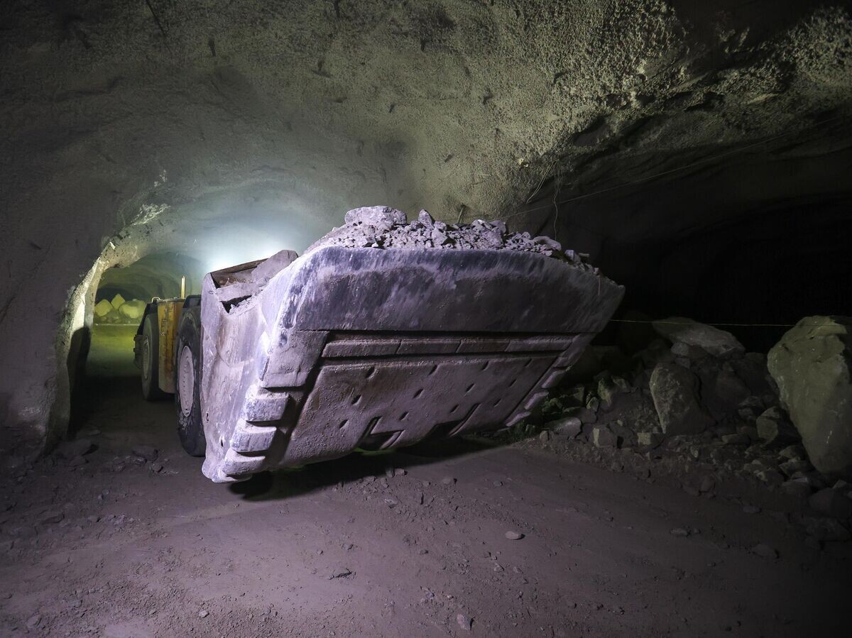    Экскаватор с рудой в одном из тоннелей, где ведется добыча и переработка апатито-нефелинового концентрата© РИА Новости / Павел Львов