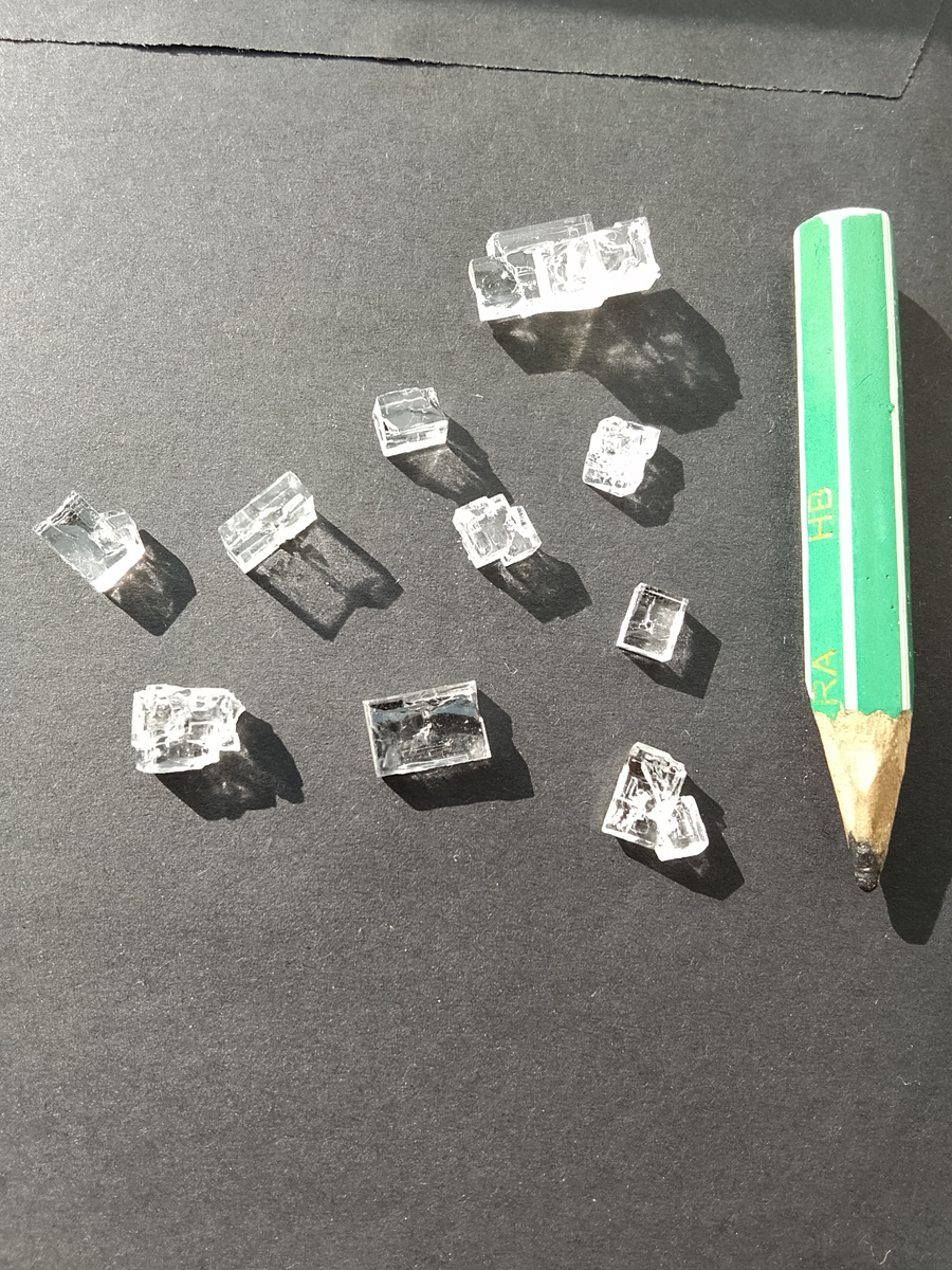 Кристаллы хлорида натрия (поваренной соли)