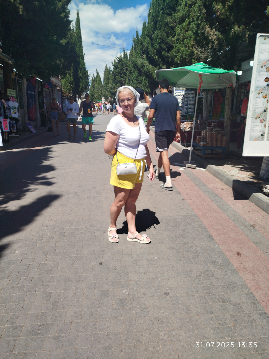 Получилась я так себе, в самом выгодном свете меня умеет фотографировать только старшая дочь, а она поехать не смогла. 