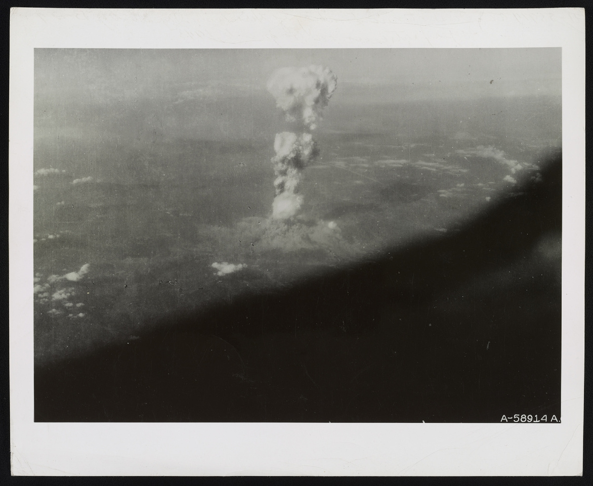 Аэрофотоснимок первой атомной бомбардировки Хиросимы, Япония, 6 августа 1945 года. Самолёт Enola Gay сбросил бомбу на высоте 580 метров над городом, вызвав взрыв с ослепительным светом, чудовищным жаром и радиацией, охватившими город за доли секунды. (Фото: Армия США, ВВС США, Библиотека Конгресса, Отдел печатных и фотоматериалов)