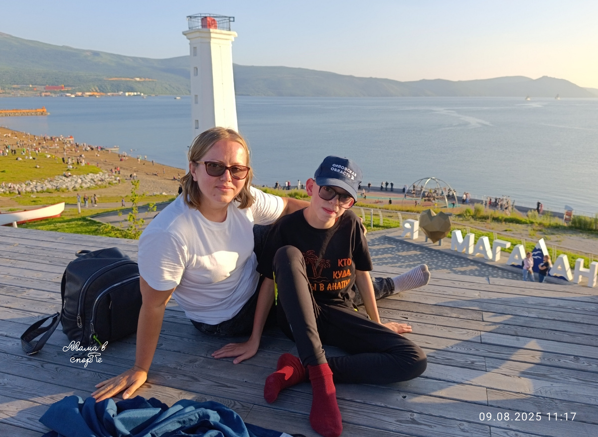 Я с Максом в Магадане на берегу залива Нагаева Охотского моря.