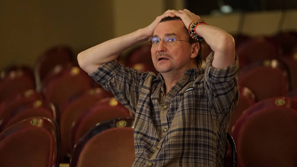 Юрий Бутусов во время репетиции в Санкт-Петербургском академическом театре имени Ленсовета (2017 год).📷Фото: Виктор Васильев / Коммерсантъ