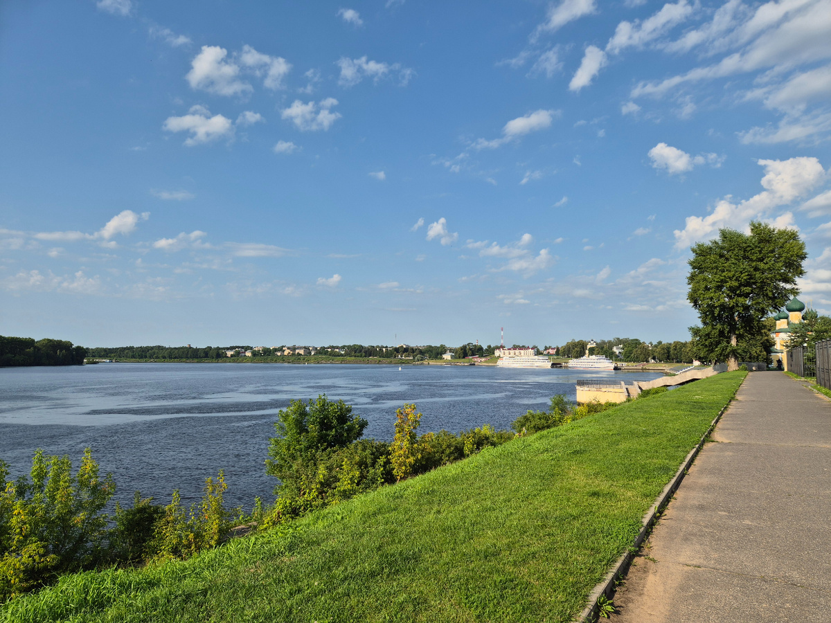 Вид на город с начала набережной