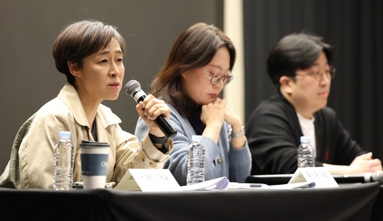 фото из соц.сети - Со Хё Джин, генеральный директор продюсерской компании Crea Studio, объясняет журналистам концепцию программы прослушивания для несовершеннолетних «Under 15» во время пресс-конференции, состоявшейся 25 марта в отеле Stanford на западе Сеула. [NEWS1]