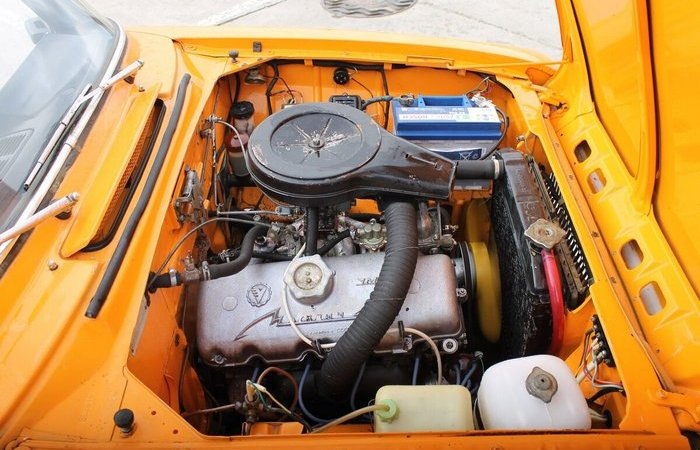 Автомобильная промышленность Советского Союза постоянно находилась в процессе становления, а потому была вынуждена догонять машиностроительных гигантов Запада. В отечественной среде принято почем зря ругать советские автомобили и грузовики. Однако, в действительности среди них есть немало образцов интересной и вполне достойной продукции. Именно так дела обстоят с одним весьма известным автомобилем 1967 года, который, благодаря своему двигателю, и вовсе долго время считался прорывным.