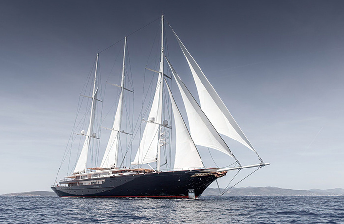    Парусную яхту Безоса украшает скульптура Лорен Санчес. Фото: Oceanco