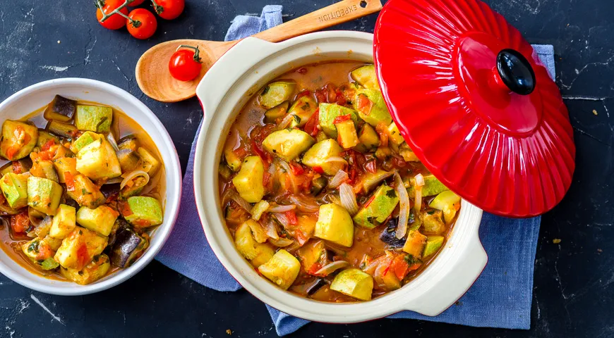 Овощное рагу с баклажаном, перцем и зеленью