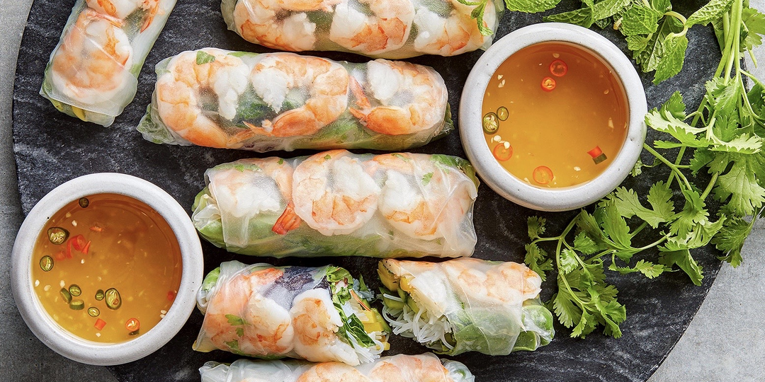 Роллы из рисовой бумаги с хрустящими овощами и соусом юдзу