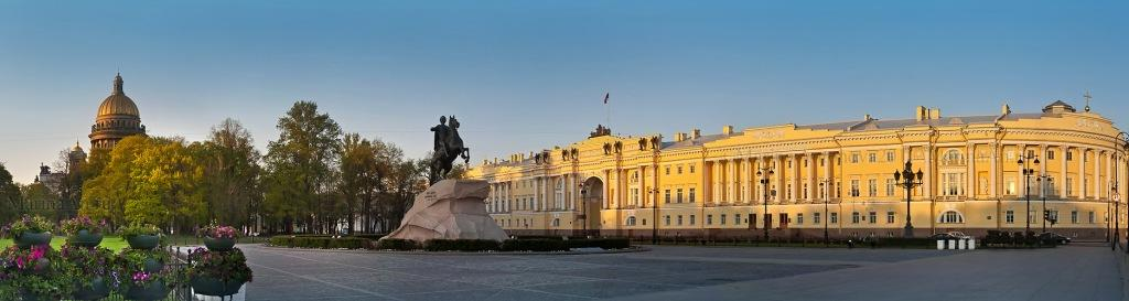 фото из Интернета: Вид на Сенатскую площадь и Александровский сад со стороны Невы.