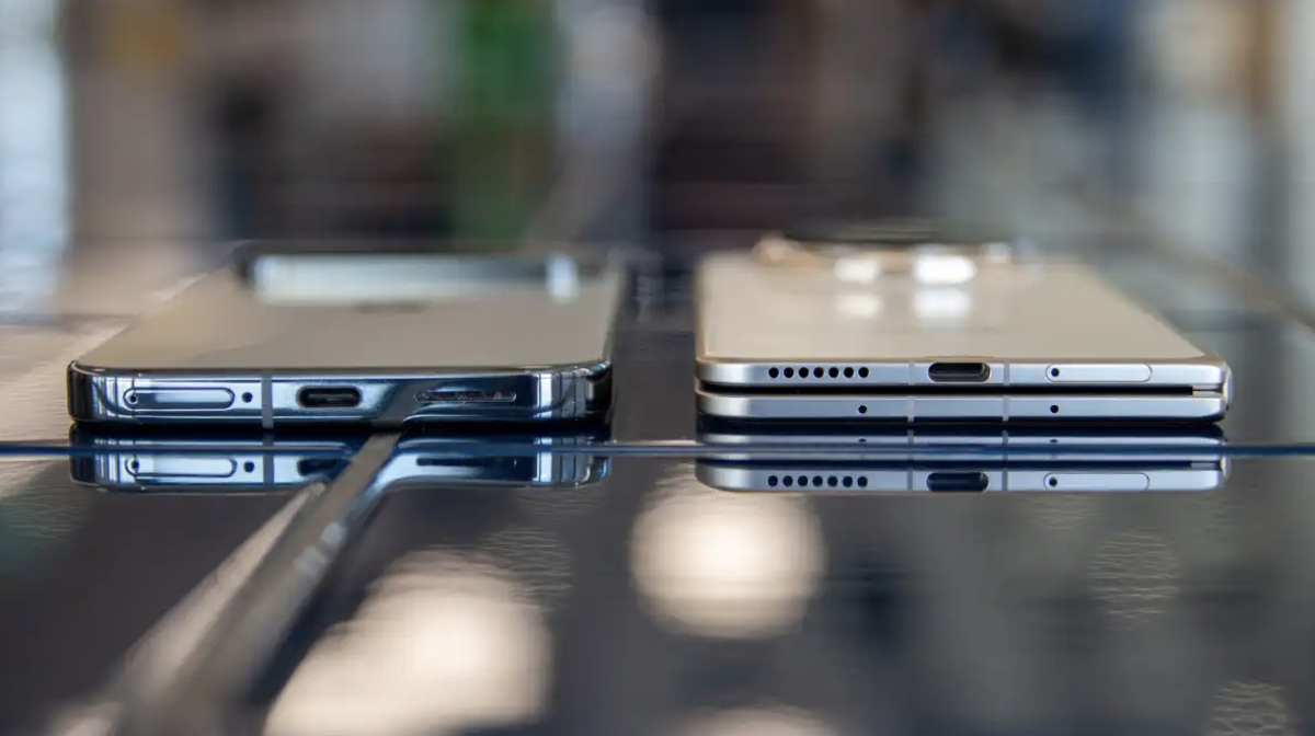 Magic V5 (справа) лишь немного толще, чем Pixel 9 Pro XL (слева)