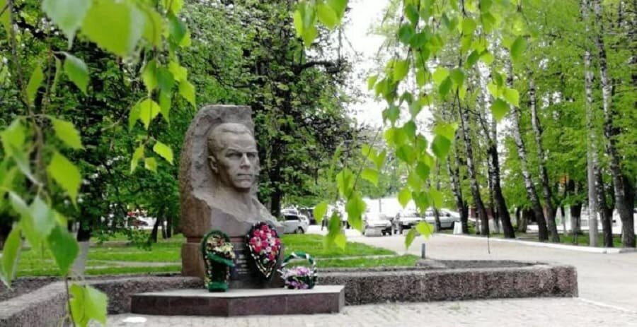 Так выглядел сквер и памятник Медведеву до июля 2025 года, до скандальной реконструкции – с массовой валкой деревьев… Антон Яцков📷
