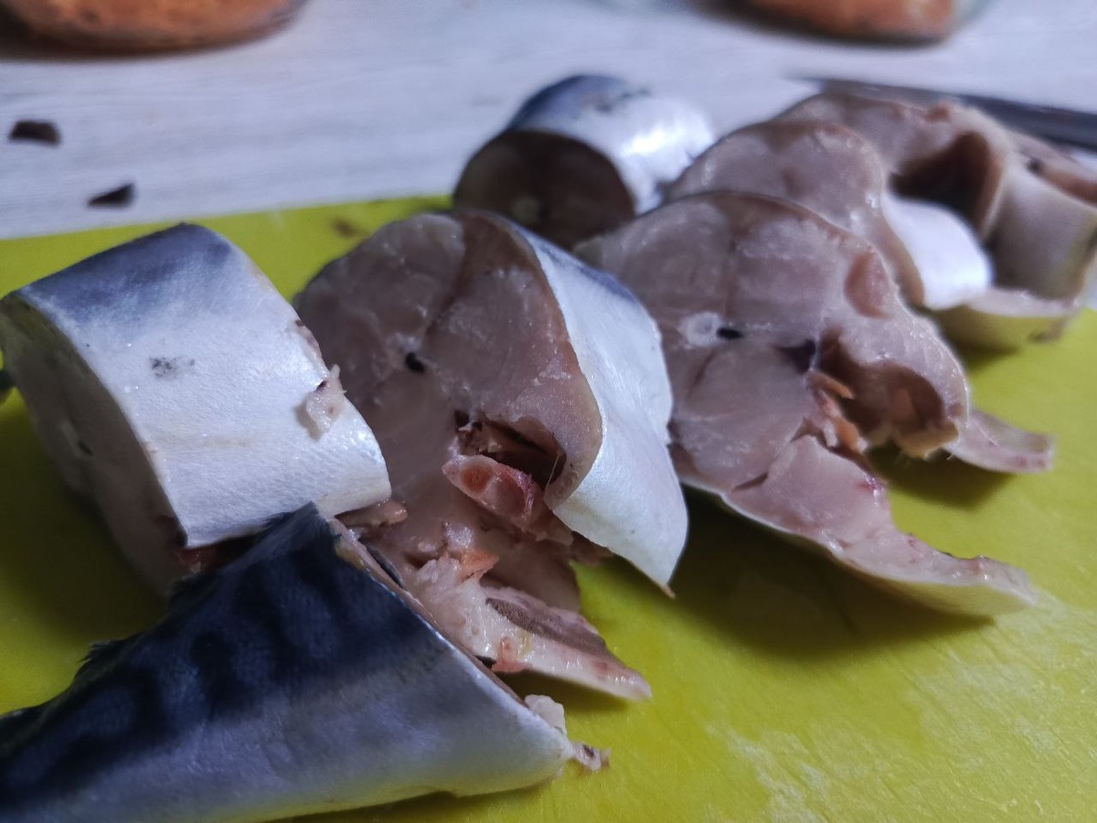 Тщательно очищаем и моем рыбу, избавляемся от потрохов и нарезаем на небольшие порционные куски.