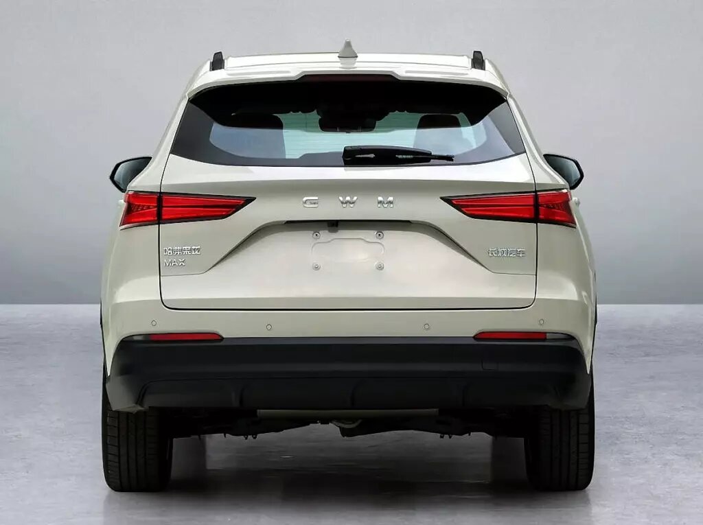 Корма автомобиля выполнена в сдержанном стиле со стреловидными фонарями. 