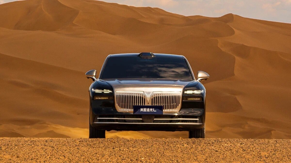 Внешне Voyah Passion L отличается от младшей модели новым оформлением передка: массивная решетка радиатора с вертикальными хромированными полосами и крупным логотипом бренда, узкие фары и хромированные акценты на бампере. 