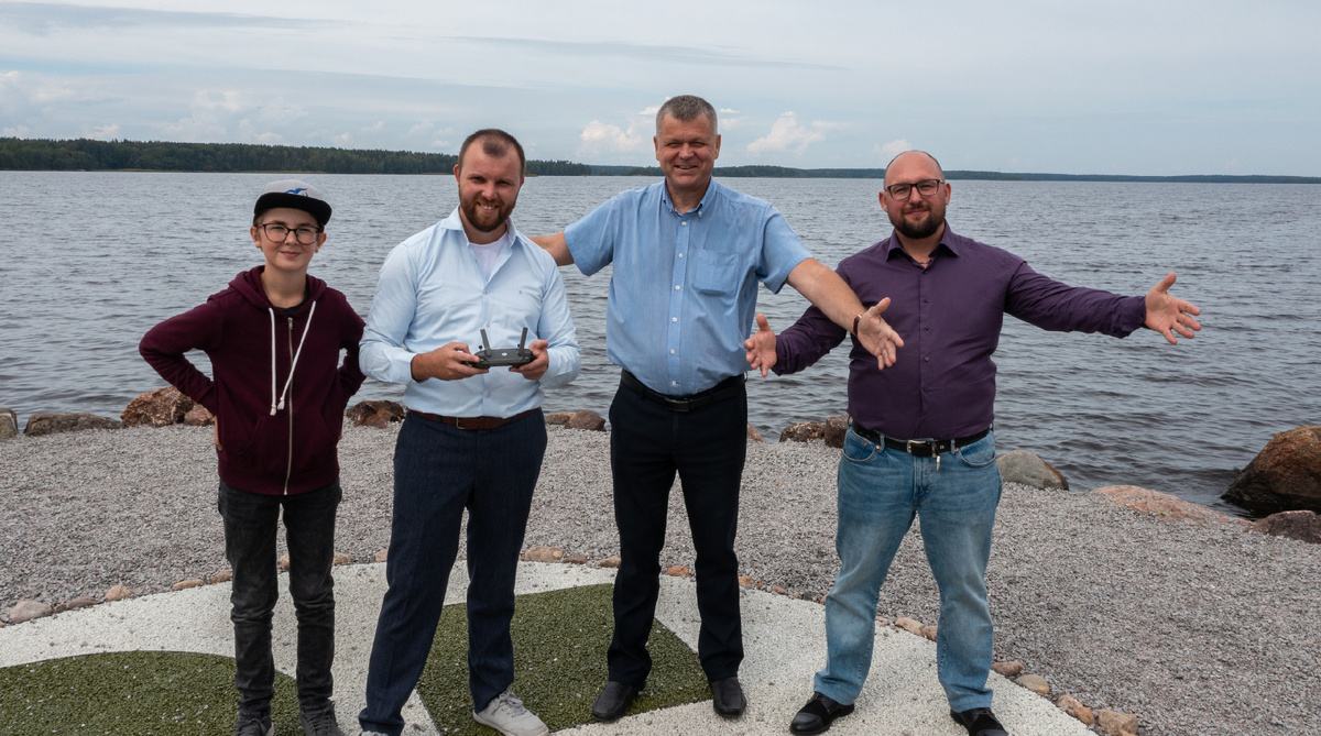 Андрей Некрасов (в центре) на момент съёмки этого фото глава администрации муниципального образвания Селькое поселение пос. Советский.