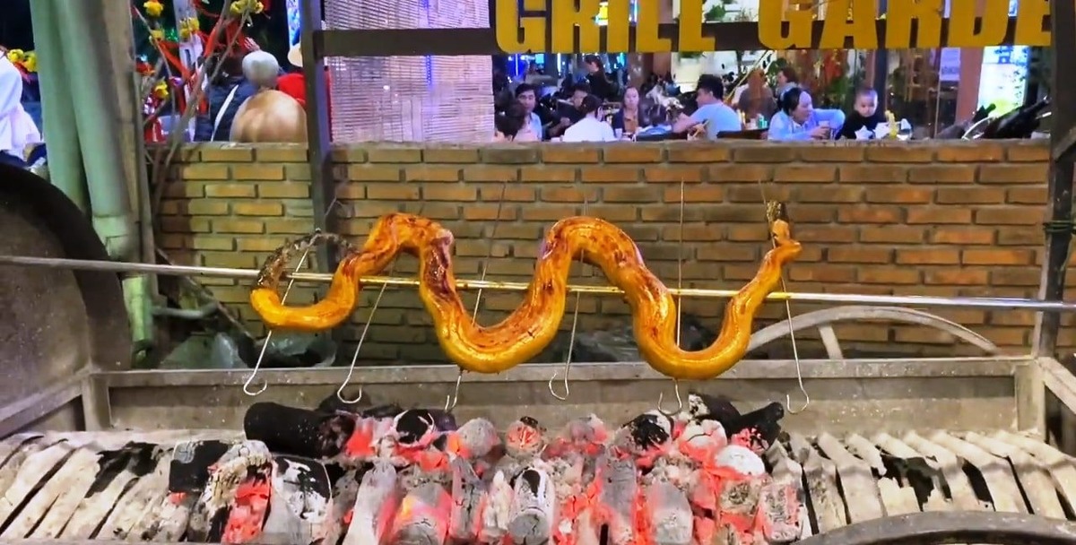 Змея на гриле