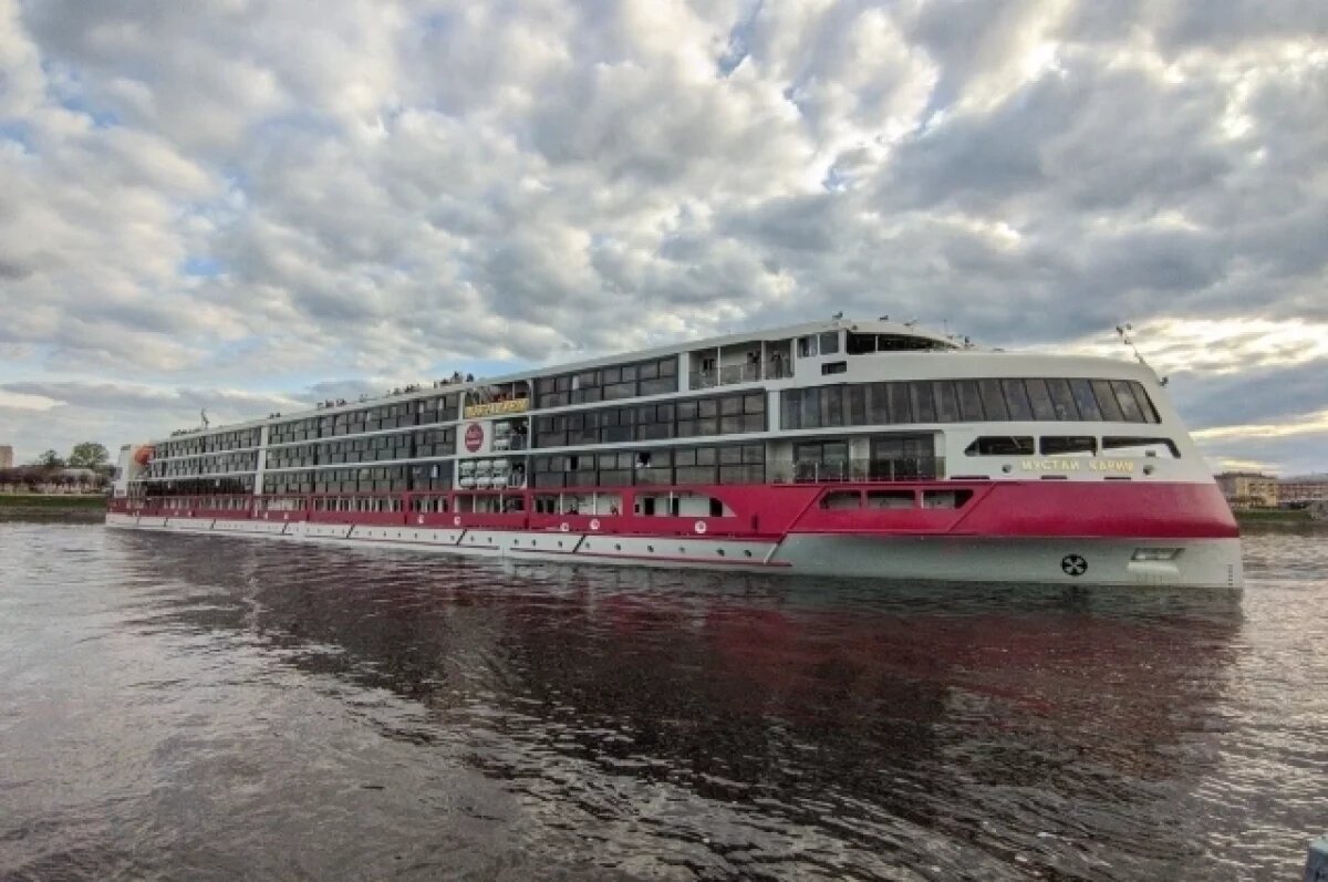    Роскошный лайнер «Мустай Карим» бросил якорь в Волгограде