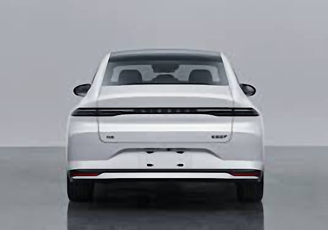 ...а сзади — сквозная световая линия с крупной надписью «NISSAN» по центру, которая также будет подсвечиваться.