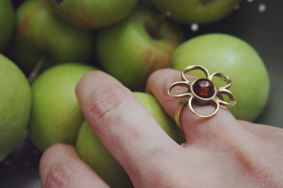 рука автора канала в любимом калининградском колечке от "Прусского мёда" (не реклама, нет:)