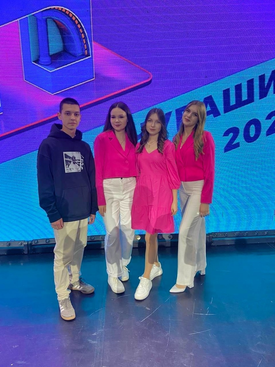 Студентка юридического факультета ЧГУ им. И. Н. Ульянова Ася Альбертовна Бальбекова (крайняя справа, ноябрь 2024)