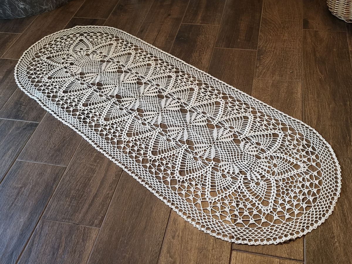 Вот такая красивая дорожка у меня получилась. Пришлось снимать ее на полу, больше она никуда у меня не помещается )