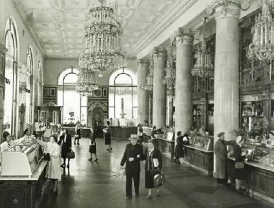 Гастроном № 15 в высотном здании на площади Восстания, 1955 г. Автор: Семен Мишин-Моргенштерн.