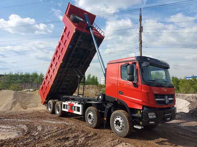 Поднятые кузова самосвалов и полуприцепов часто служат источником беды