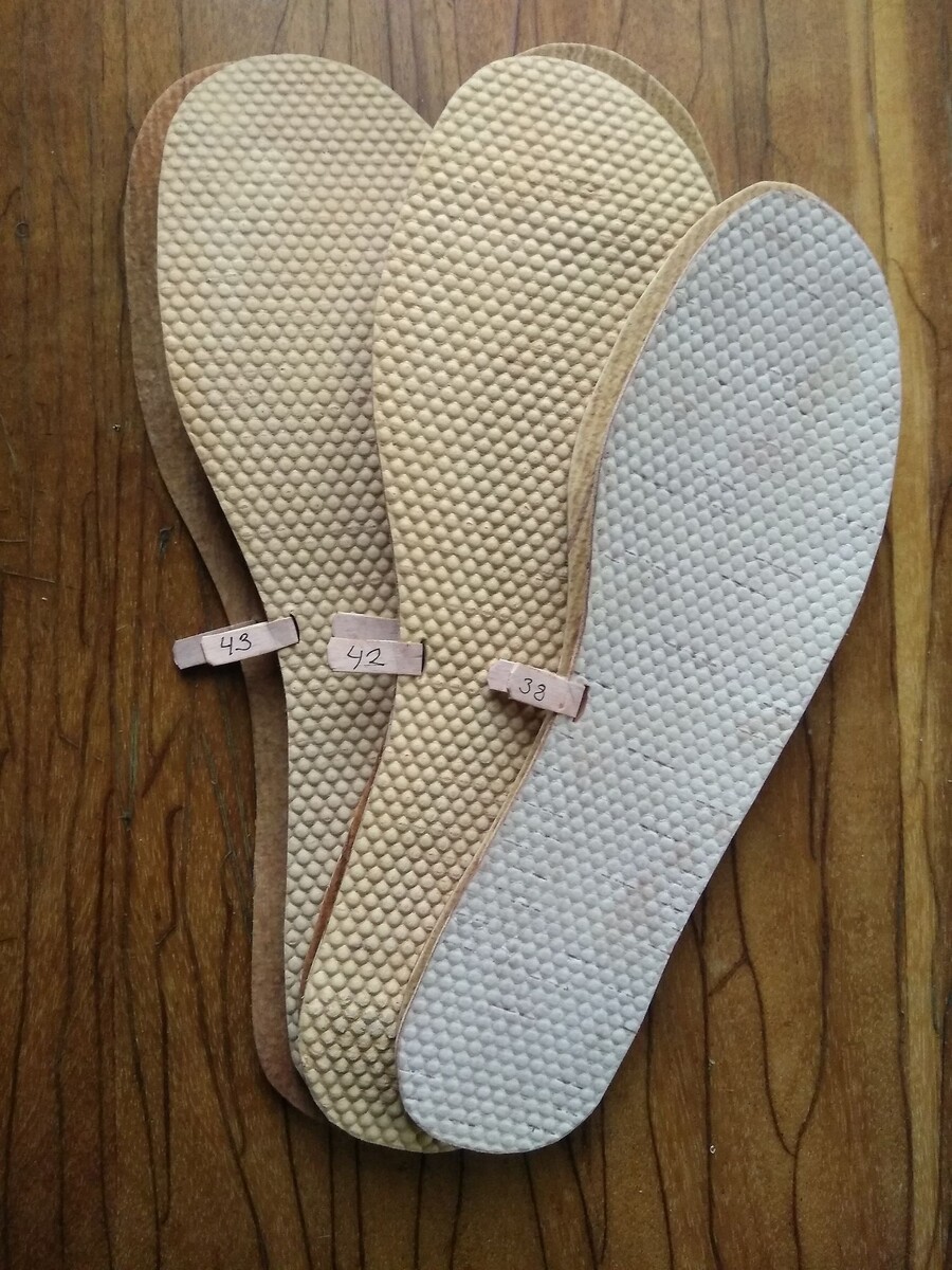 Двухслойные стельки из бересты, с номерными ярлычками, за которые стельку удобно доставать для просушивания.