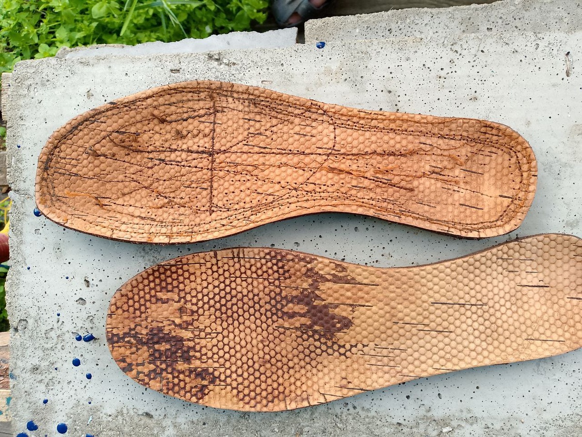 Те самые экспериментальные стельки после двух лет использования. Лицевая сторона, берестой к ноге.