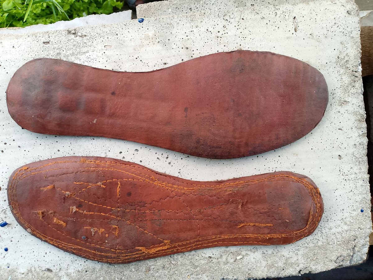 Снова мокрые, вчера по тайге под дождём ходил. На нижней стельке была лазерная гравировка, от неё почти ничего не осталось