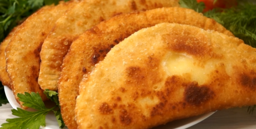 Пирожки "Ругувачки" с творогом и зеленью, тесто тоненькое, хрустящее, похожи на чебуреки, но потолще и начинка по своему вкусу