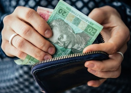    «Базары просрочки» — норма жизни на Украине. За реальную цену колбасы и сыры пенсионерам не купить