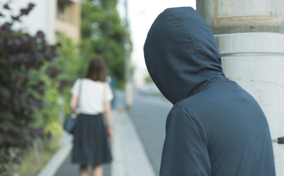 Виктор следит за Анной 