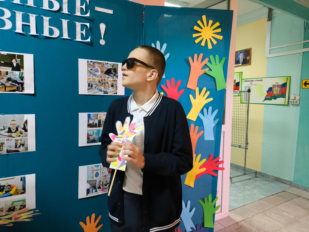 У Гоши синие клетчатые брюки, синий бомбер с белым полосками и белая рубаха. Ещё есть синий трикотажный жилет