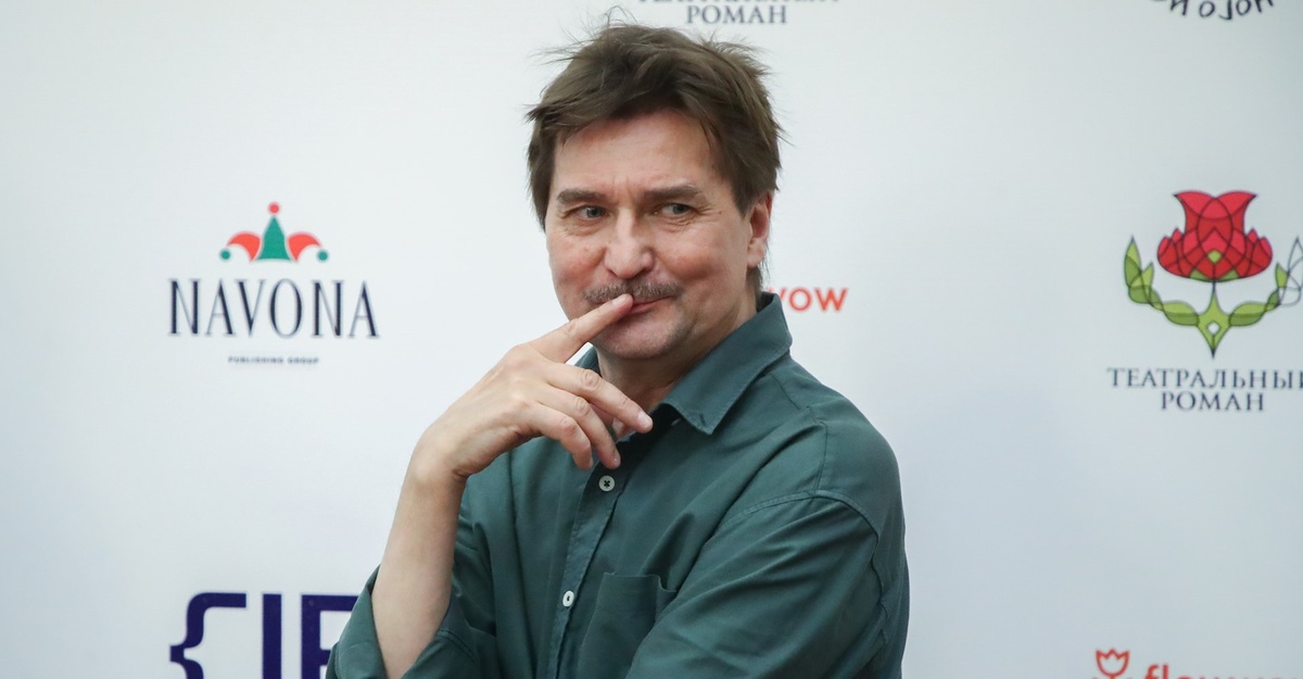    Режиссёр Юрий Бутусов в большом зрительском фойе Государственного академического театра имени Евгения Вахтангова на открытии фотовыставки "В пространстве Юрия Бутусова", приуроченной к его 60-летнему юбилею. Автор фото: Антон Новодережкин / ТАСС