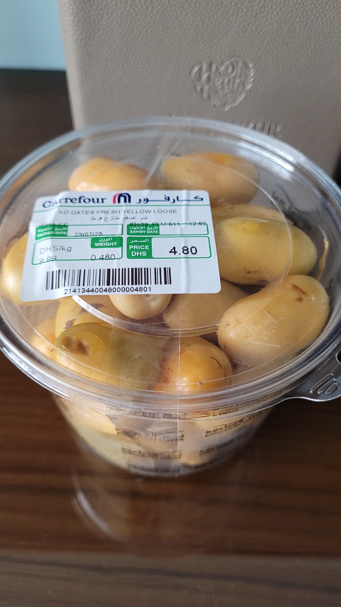 Цена за свежие финики 9,99 дирхамов за килограмм 