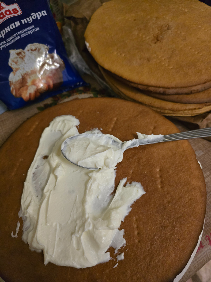Коржики смазываю кремом 