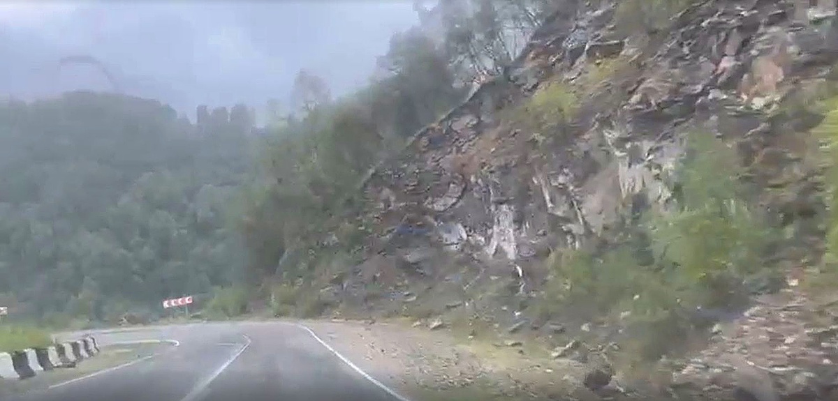 Дорога на Джилы Су, фото через лобовое стекло