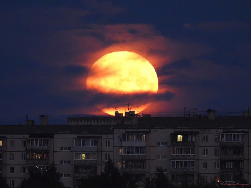    Фотограф снял огромную Луну над ПетрозаводскомВартан Цатурян