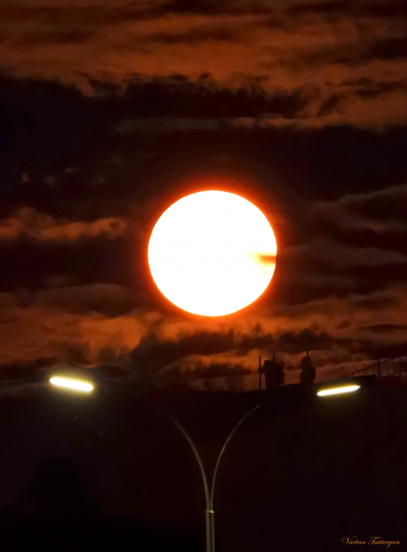    Фотограф снял огромную Луну над ПетрозаводскомВартан Цатурян