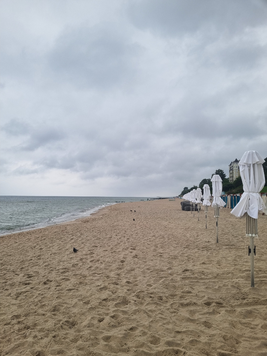 Погода в Зеленоградске в этом году нас не особо балует( пляж Зеленоградска, август 2025