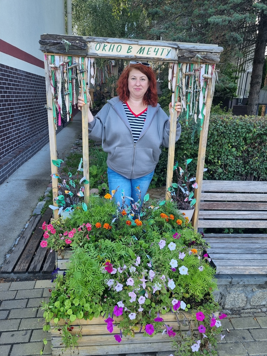 Я в окне мечты мечтаю о сбычи мечт)