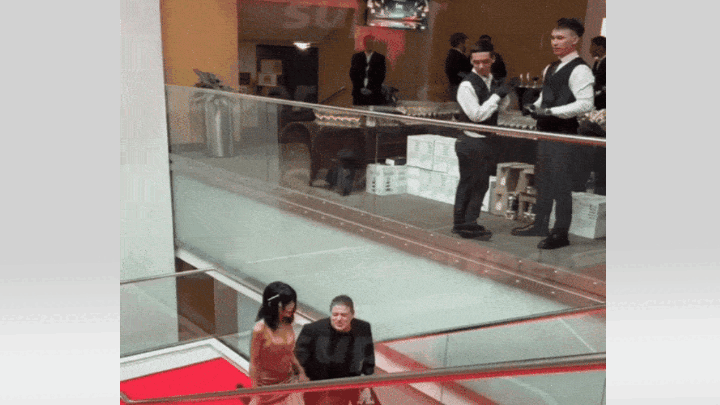    Сбежавший из России Александр Цекало приехал в Москву вместе с женой на церемонию вручения премии АПКиТ