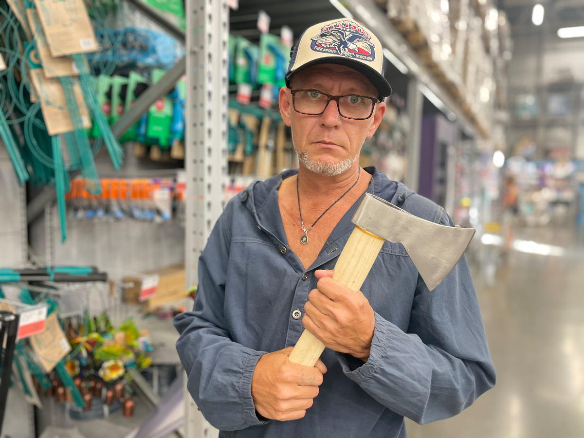 На фото счастливый житель поселения 