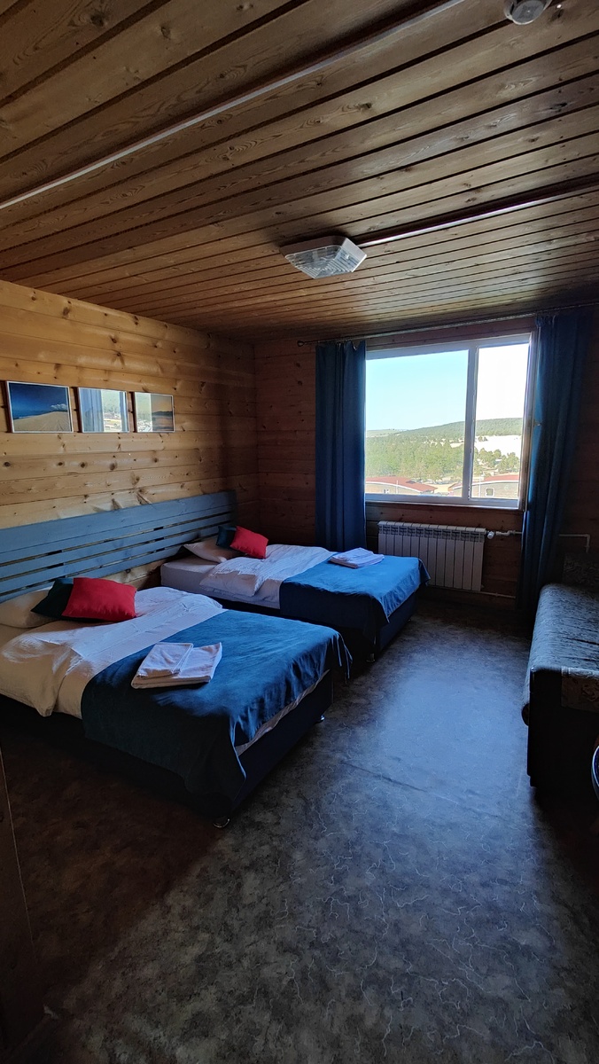 Наш номер на двоих с душем, туалетом и видом на залив