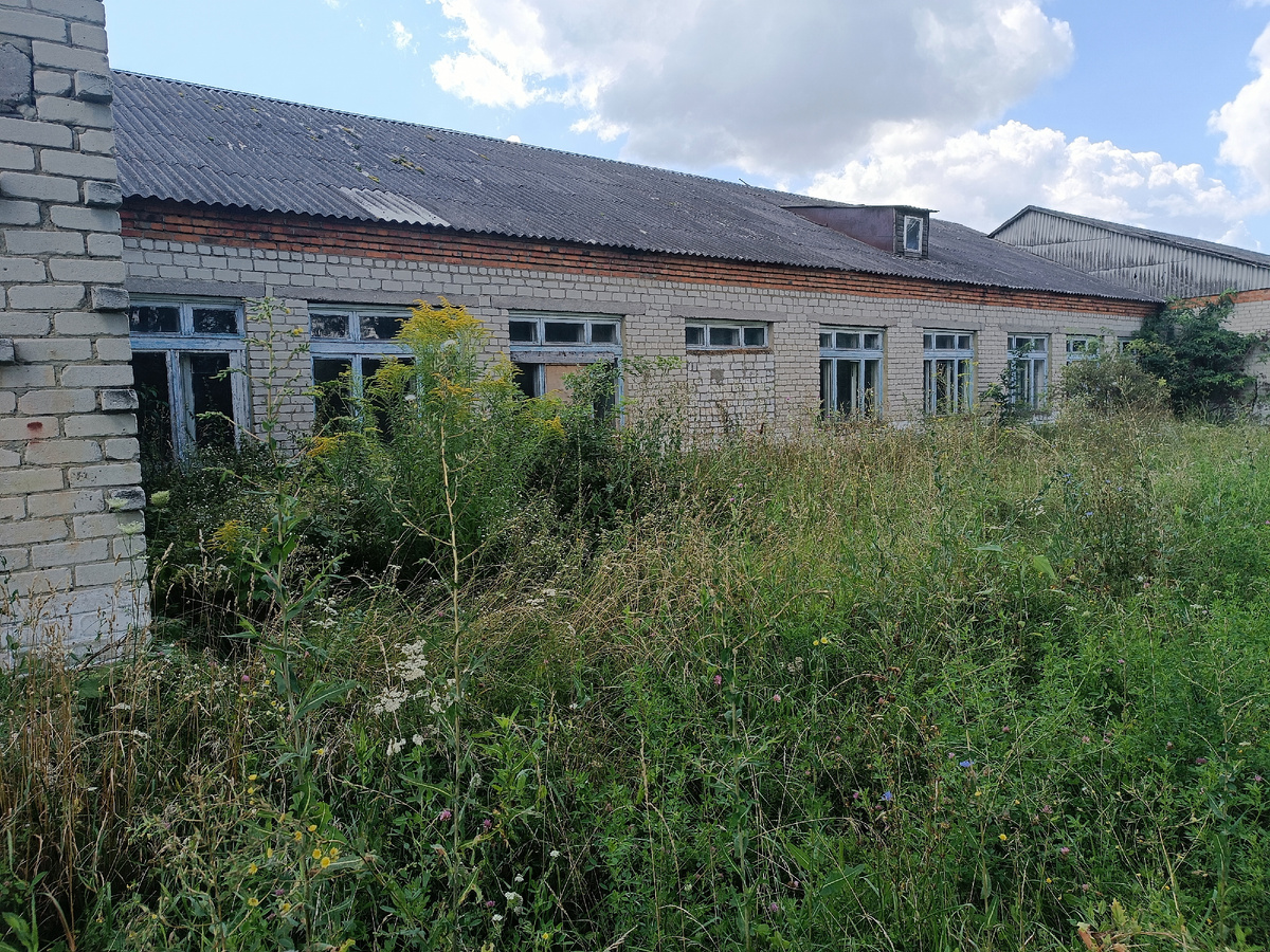 Пустующее здание нашей деревенской школы