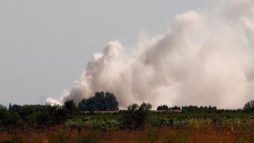    Пожар на заводе хлоросодержащих продуктов Hydrapro в коммуне Леденон, Франция / Источник: © соцсети