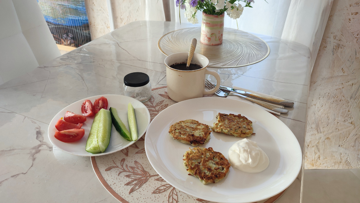 Ещё была добавка из трёх оладушек))) 